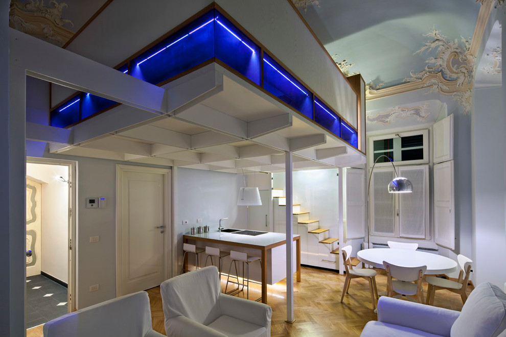 Пример оригинального дизайна: маленькая двухуровневая гостиная комната:: освещение в современном стиле с светлым паркетным полом без камина, телевизора для на участке и в саду