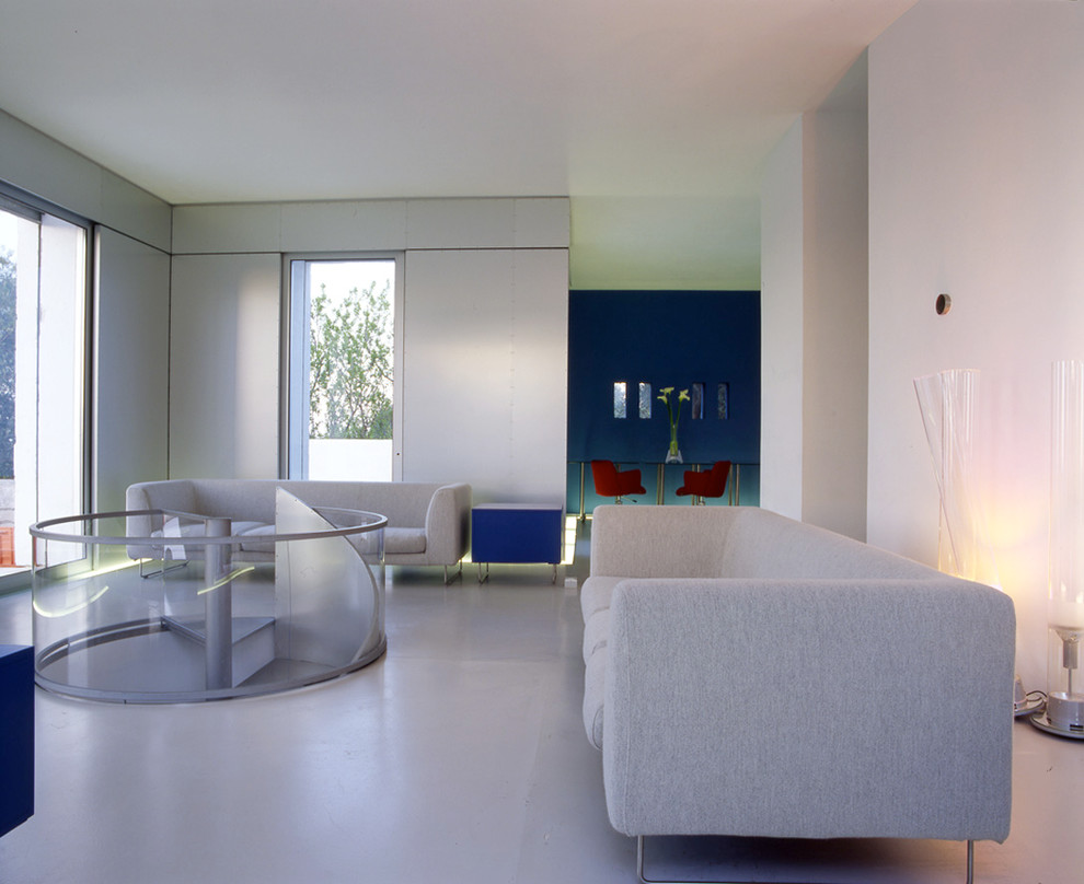 Idées déco pour un grand salon contemporain ouvert avec un mur blanc et un sol en carrelage de porcelaine.