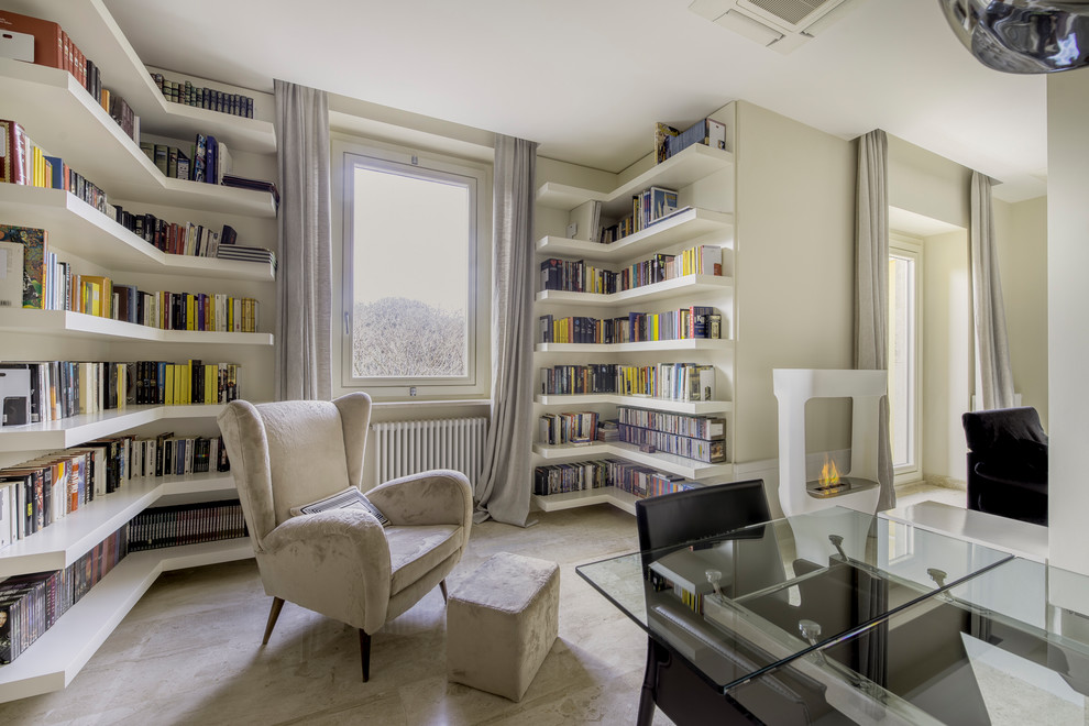 Imagen de sala de estar con biblioteca abierta contemporánea de tamaño medio con paredes beige, suelo de mármol, chimenea de doble cara y suelo beige