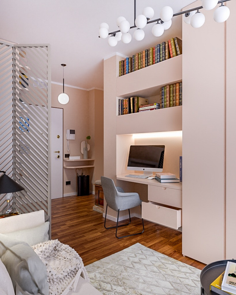 Esempio di un piccolo soggiorno design aperto con libreria, pareti rosa e parquet scuro