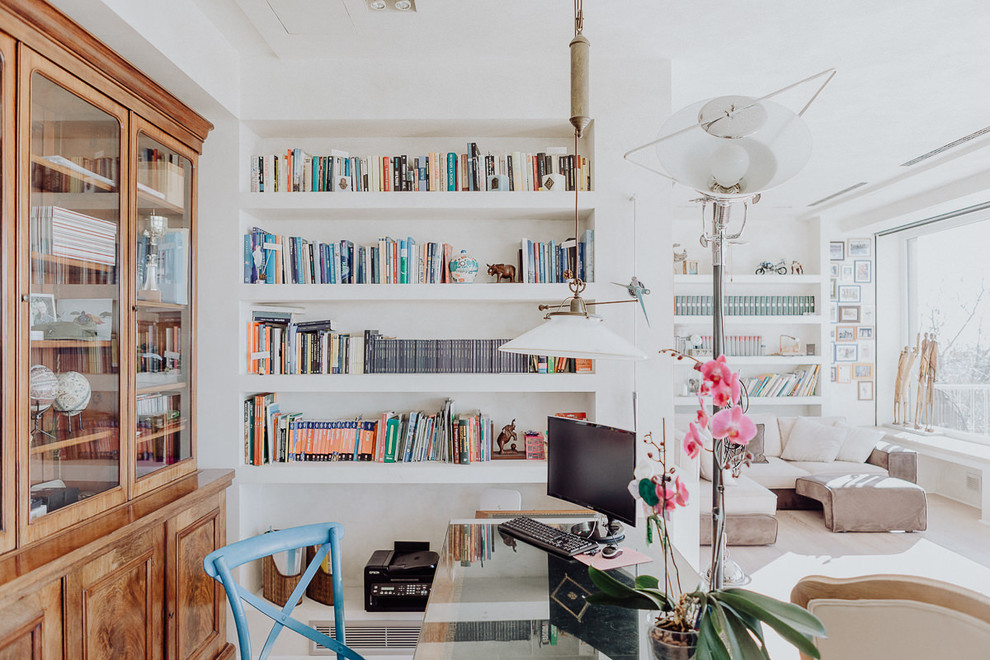 Ispirazione per un soggiorno scandinavo con libreria e parquet chiaro