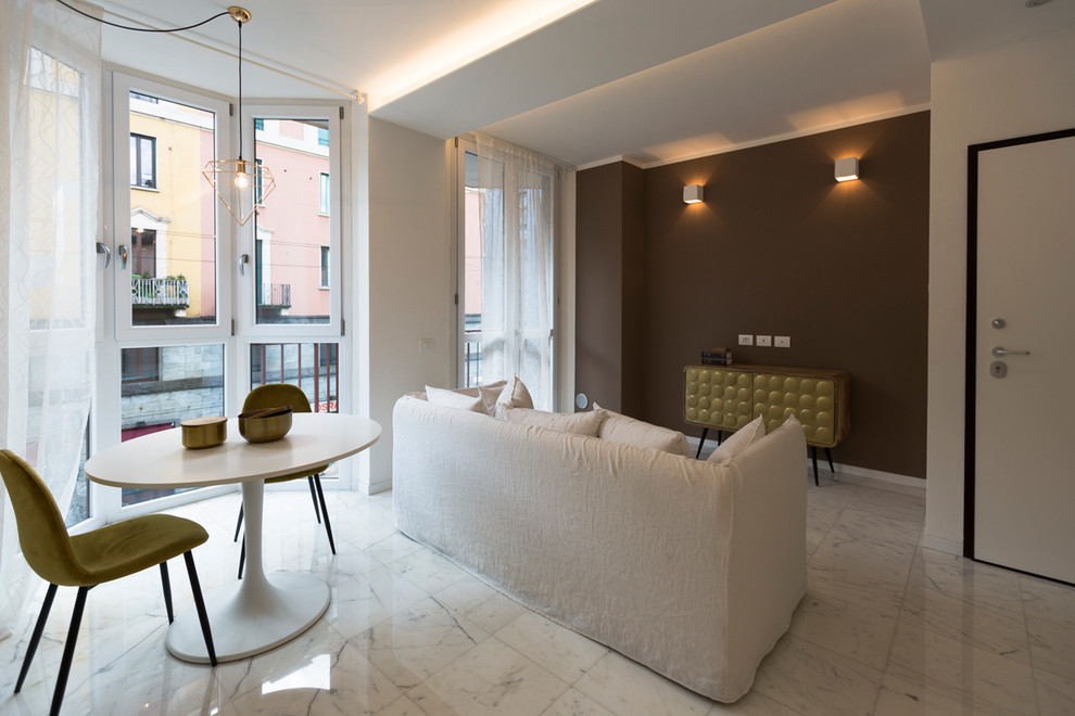 Imagen de sala de estar abierta actual pequeña con paredes blancas, suelo de mármol y suelo blanco
