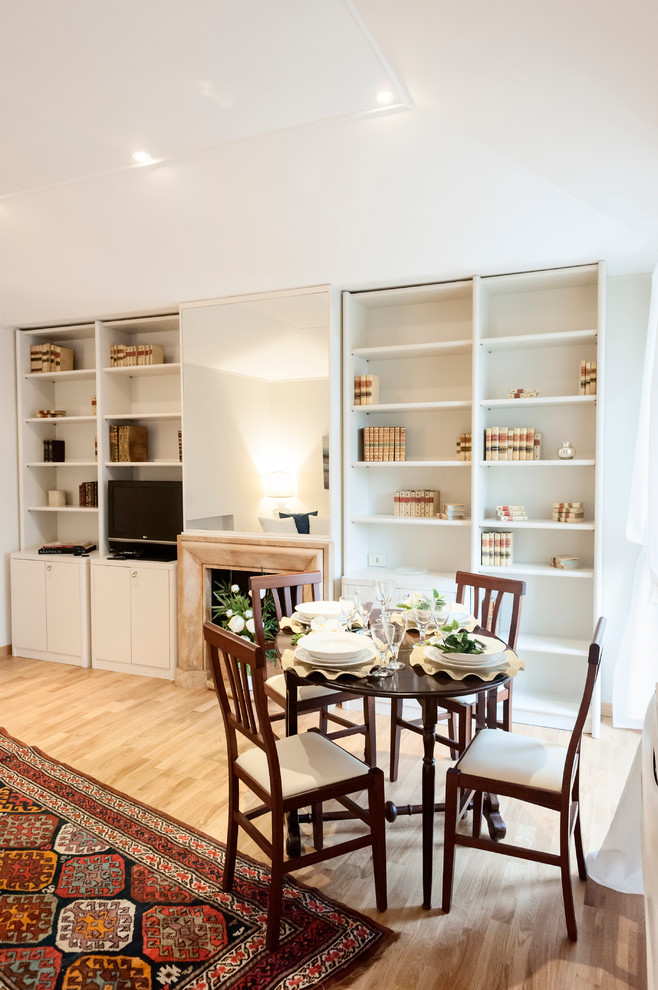 Imagen de sala de estar clásica con paredes blancas y suelo de madera clara