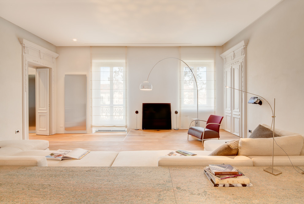 Exemple d'une grande salle de séjour tendance avec un mur beige, parquet clair et un téléviseur indépendant.