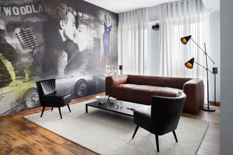 Idée de décoration pour une salle de séjour bohème de taille moyenne avec un mur gris et un sol en bois brun.