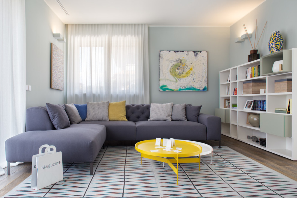 Стильный дизайн: изолированная гостиная комната среднего размера в современном стиле с серыми стенами и темным паркетным полом - последний тренд