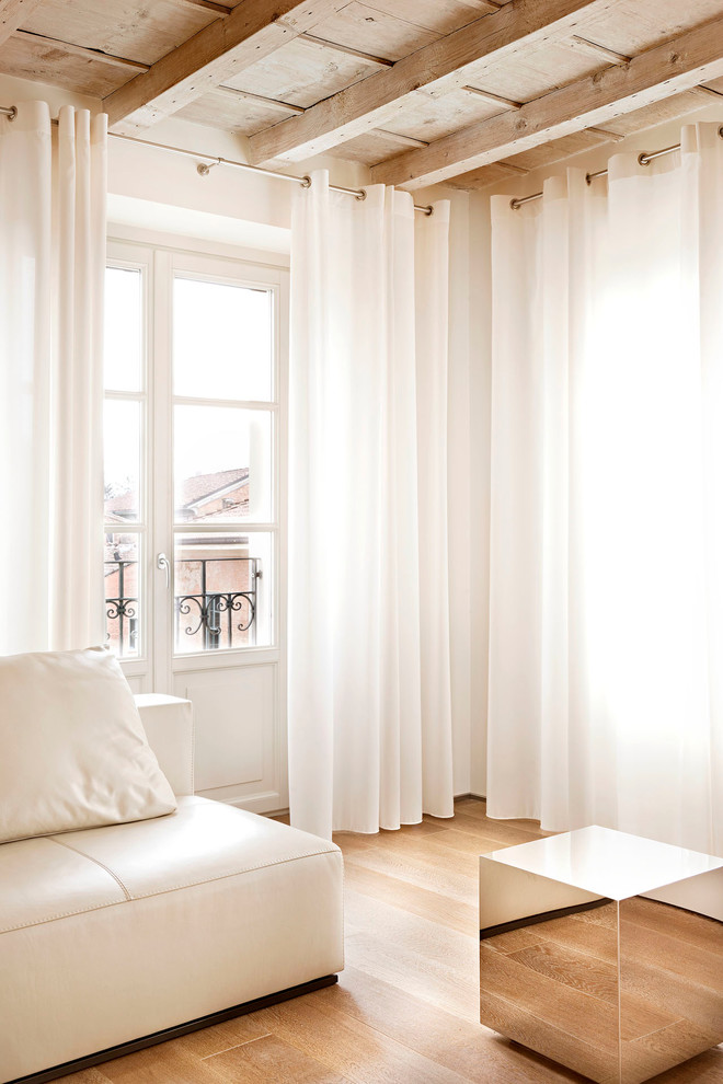 Mittelgroßes, Offenes Modernes Wohnzimmer mit weißer Wandfarbe und hellem Holzboden in Sonstige