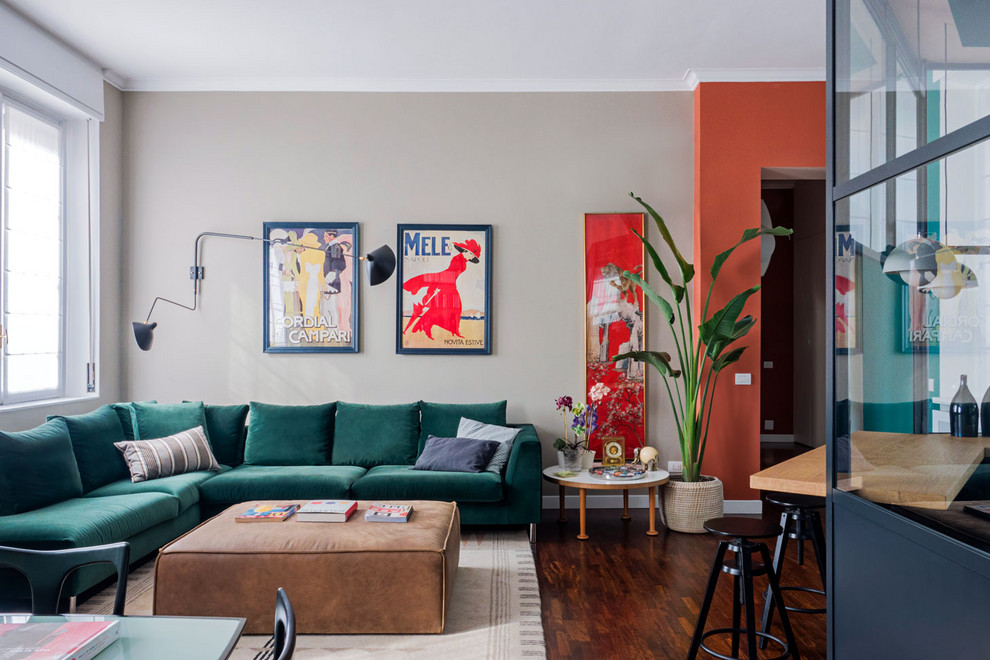 Idee per un soggiorno minimal aperto con pareti grigie, parquet scuro e pavimento marrone