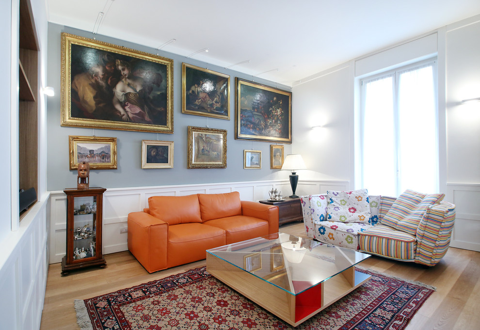 Example of an eclectic living room design in Milan