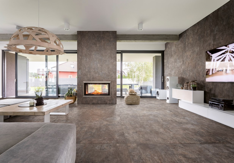 Стильный дизайн: гостиная комната в современном стиле с серыми стенами, полом из керамогранита, двусторонним камином, фасадом камина из плитки и серым полом - последний тренд
