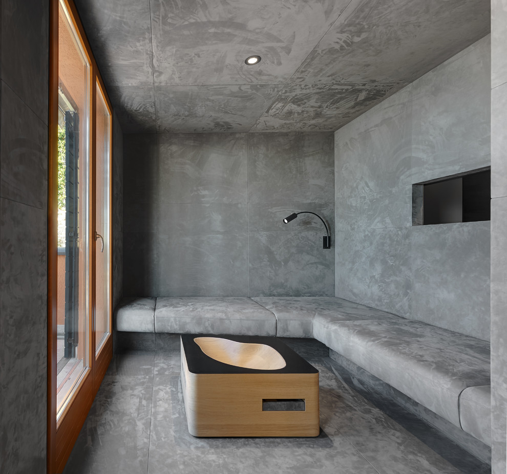 Foto di un soggiorno minimal con pareti grigie e pavimento grigio