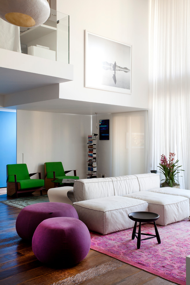Esempio di un soggiorno minimal con pareti bianche, pavimento in legno massello medio e pavimento marrone