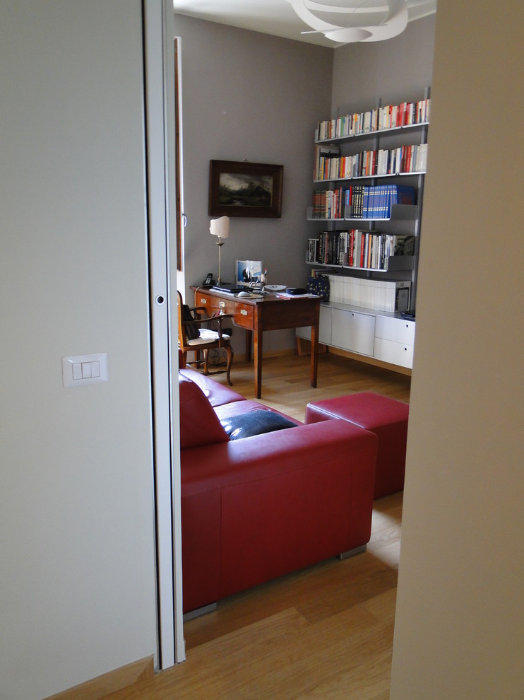 Idee per un soggiorno minimalista di medie dimensioni e aperto con libreria e pareti bianche