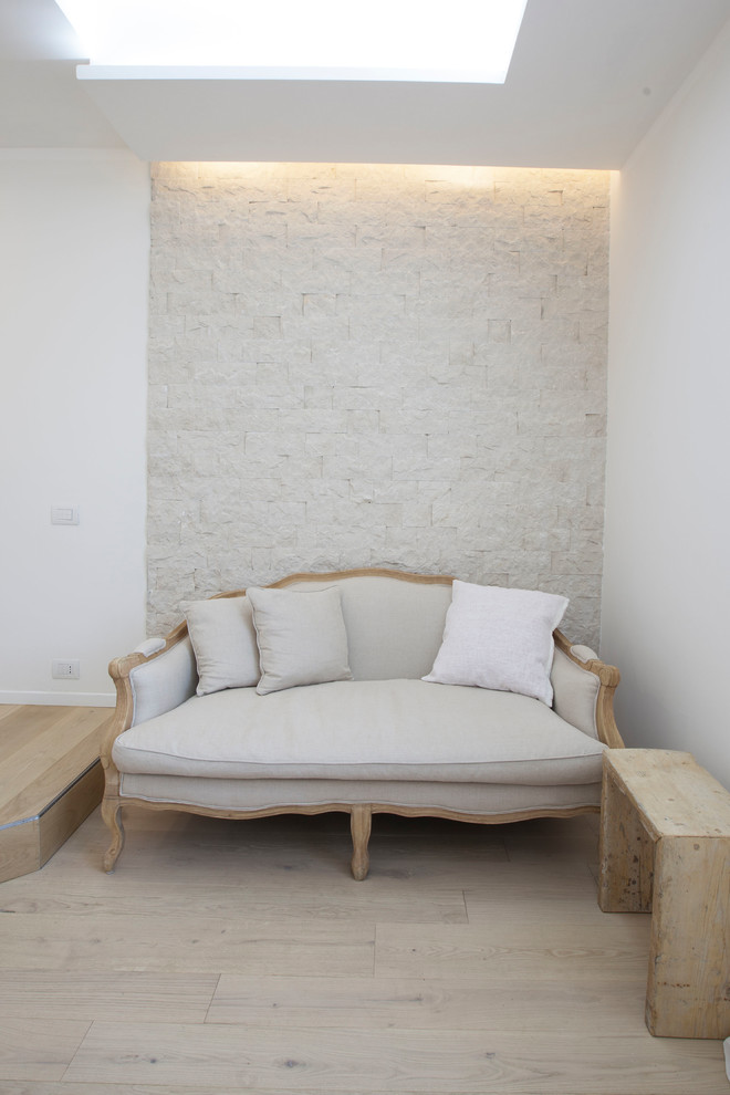Foto di un soggiorno bohémian di medie dimensioni e aperto con angolo bar, pareti bianche, parquet chiaro, nessun camino, TV a parete e pavimento beige