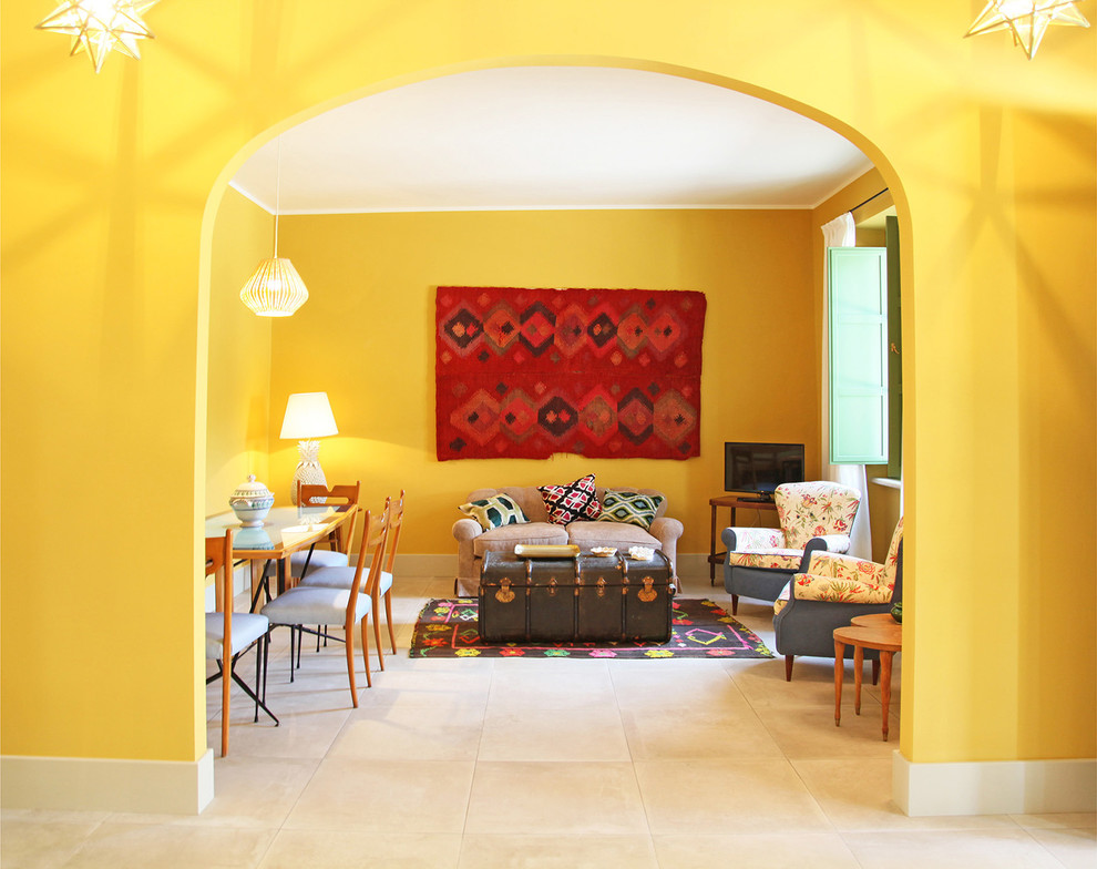 Свежая идея для дизайна: гостиная комната в стиле фьюжн с желтыми стенами, бежевым полом и отдельно стоящим телевизором без камина - отличное фото интерьера