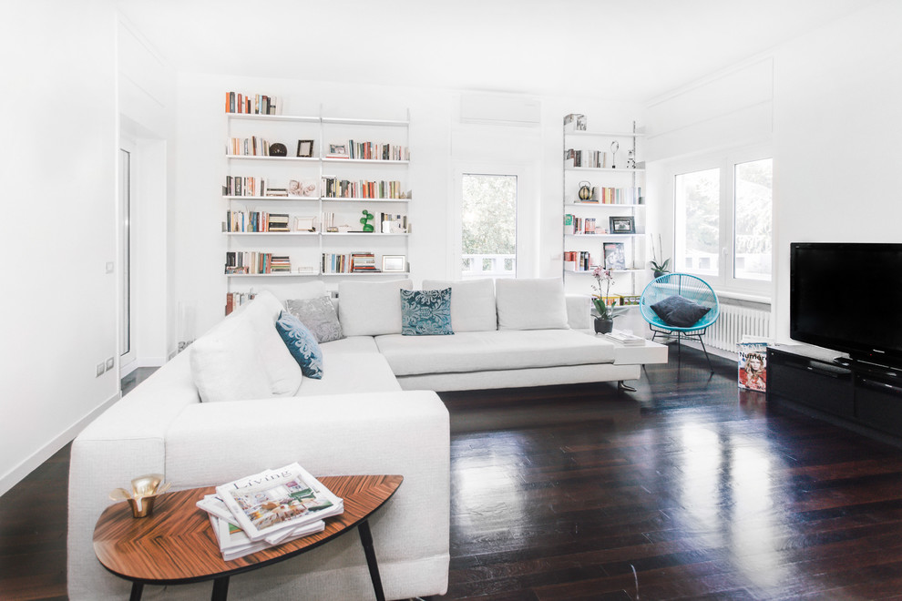 Esempio di un soggiorno minimal con pareti bianche, parquet scuro, TV autoportante e pavimento marrone