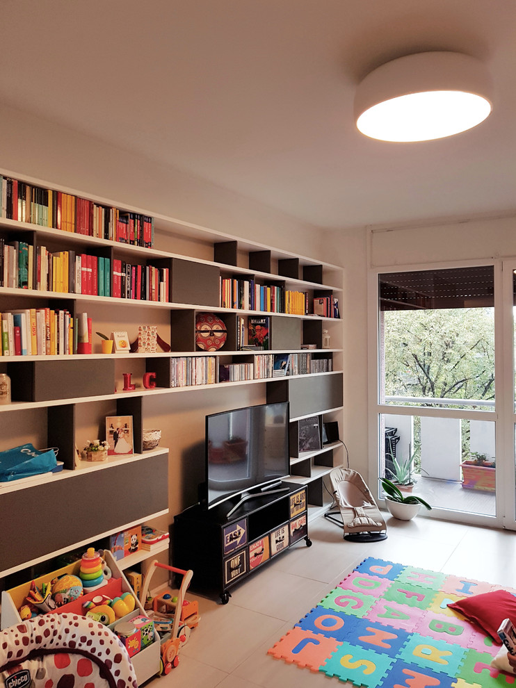 Idee per un piccolo soggiorno design aperto con libreria, pavimento in gres porcellanato e pavimento beige