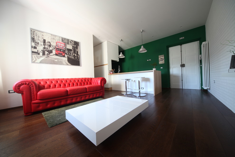 Immagine di un soggiorno eclettico con pareti verdi, parquet scuro e pavimento marrone