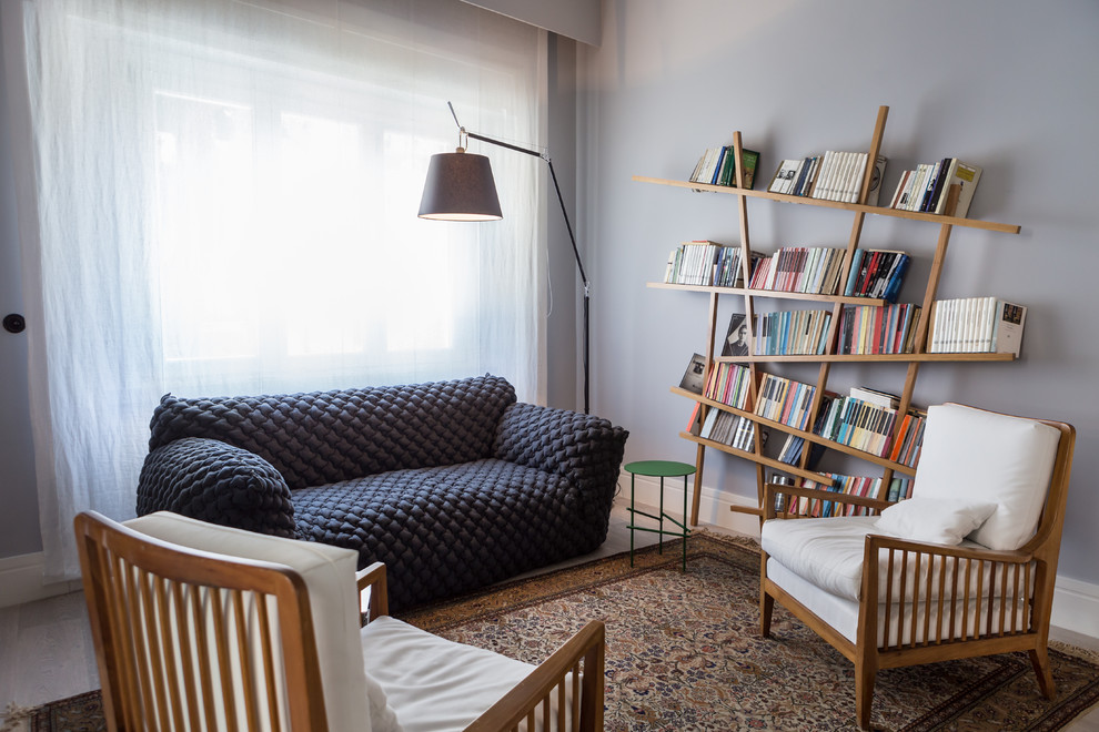 Aménagement d'une salle de séjour contemporaine avec un mur vert et un sol beige.