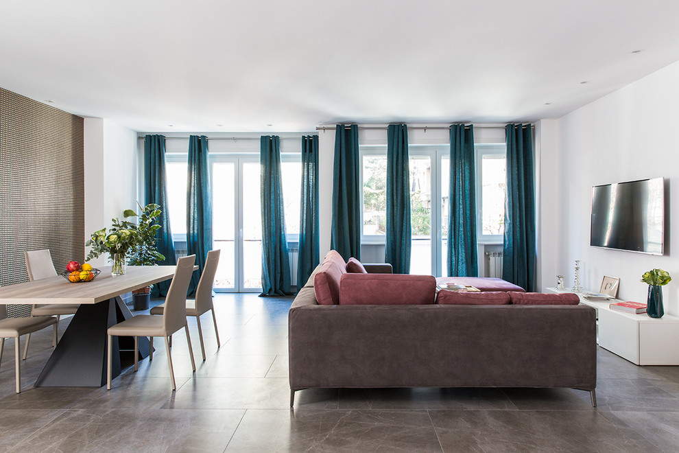 Стильный дизайн: гостиная комната в стиле модернизм с синими шторами - последний тренд