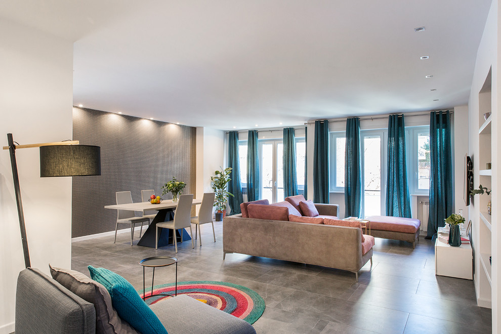 Esempio di un soggiorno design di medie dimensioni e aperto con pareti bianche, pavimento in marmo, TV a parete e pavimento grigio