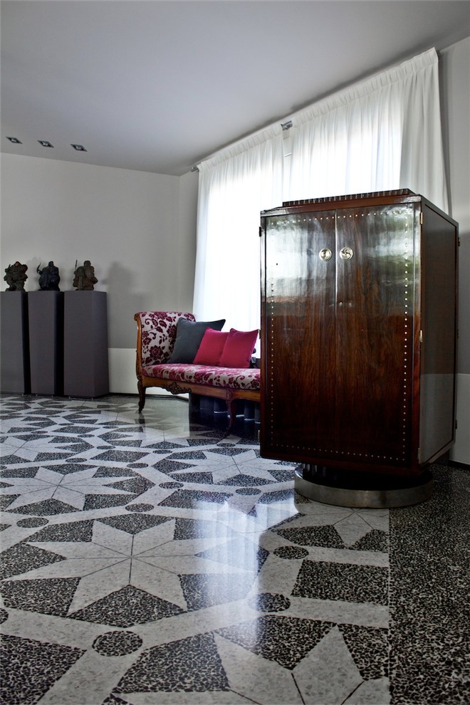 На фото: гостиная комната в современном стиле с