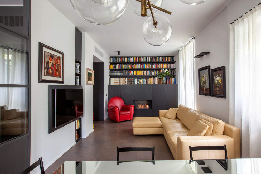 Exempel på ett modernt separat vardagsrum, med ett bibliotek, vita väggar, mörkt trägolv, en väggmonterad TV och brunt golv