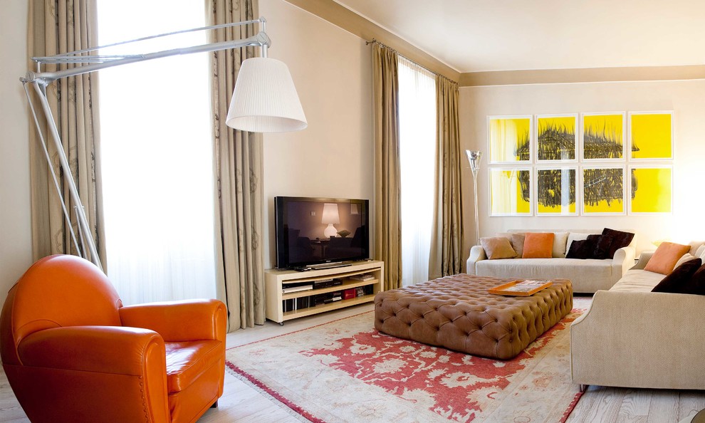 Mittelgroßes Modernes Wohnzimmer mit beiger Wandfarbe, hellem Holzboden und freistehendem TV in Mailand