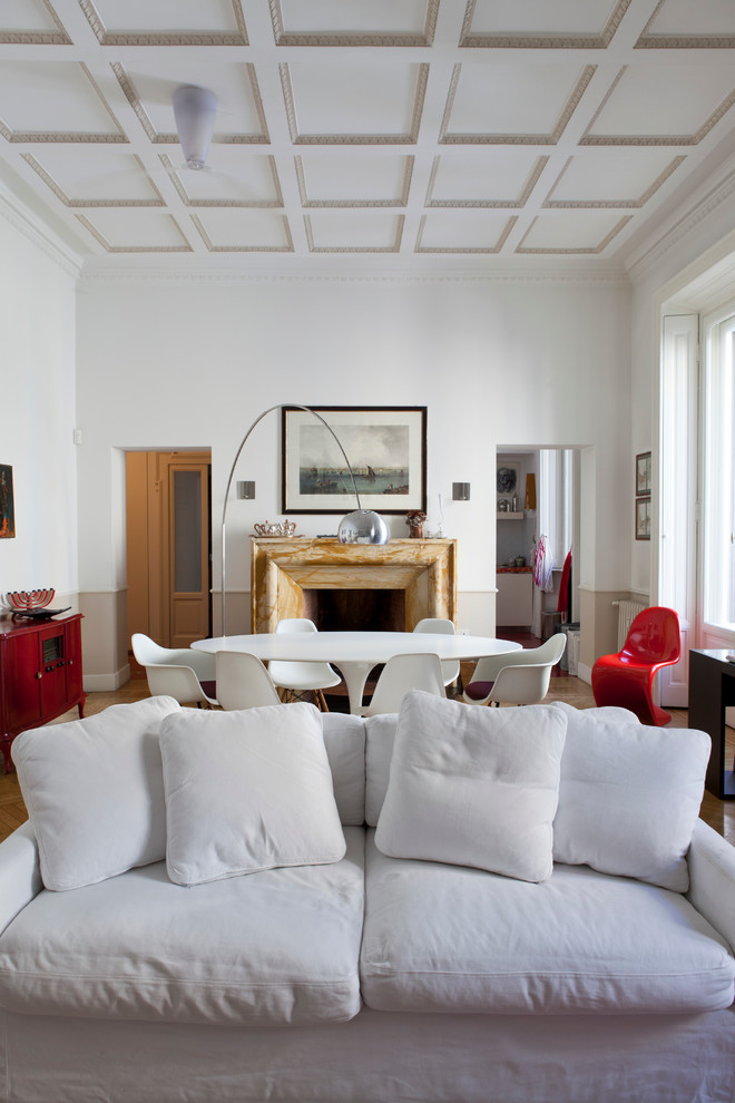 Repräsentatives, Offenes Modernes Wohnzimmer mit weißer Wandfarbe und Kamin in Mailand