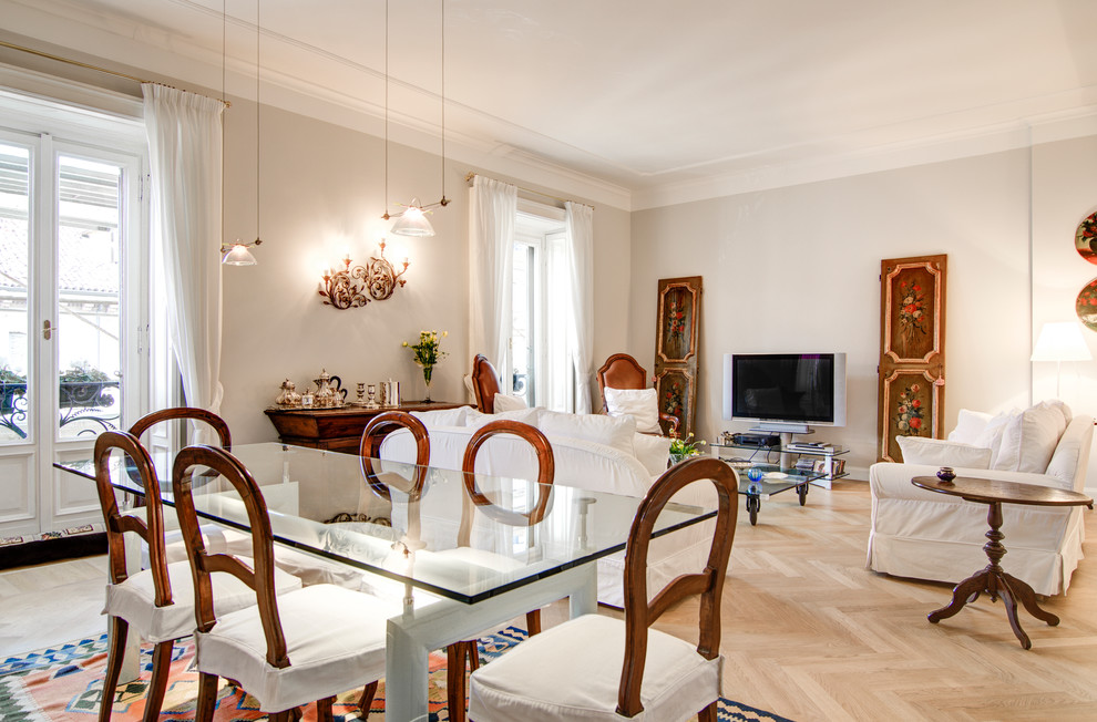 Источник вдохновения для домашнего уюта: изолированная гостиная комната в классическом стиле с серыми стенами, светлым паркетным полом и отдельно стоящим телевизором без камина