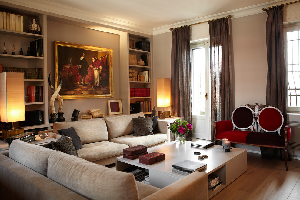 Klassisches Wohnzimmer mit beiger Wandfarbe und braunem Holzboden in Mailand