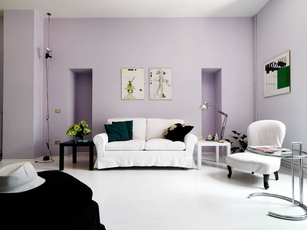 Aménagement d'un salon contemporain de taille moyenne et fermé avec un mur violet, parquet clair, aucune cheminée et un sol blanc.