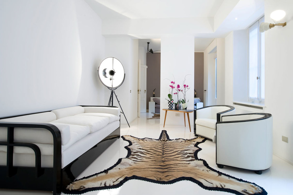 На фото: гостиная комната в стиле фьюжн с белыми стенами и полом из керамогранита без камина, телевизора