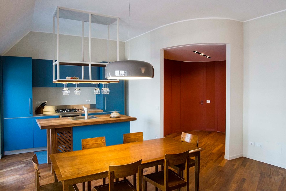 Ejemplo de salón para visitas abierto contemporáneo de tamaño medio con paredes beige y suelo de madera en tonos medios