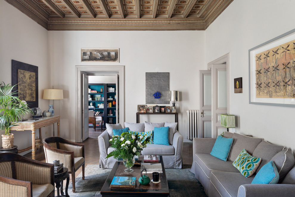Abgetrenntes Modernes Wohnzimmer mit weißer Wandfarbe, dunklem Holzboden, braunem Boden und Kassettendecke in Rom