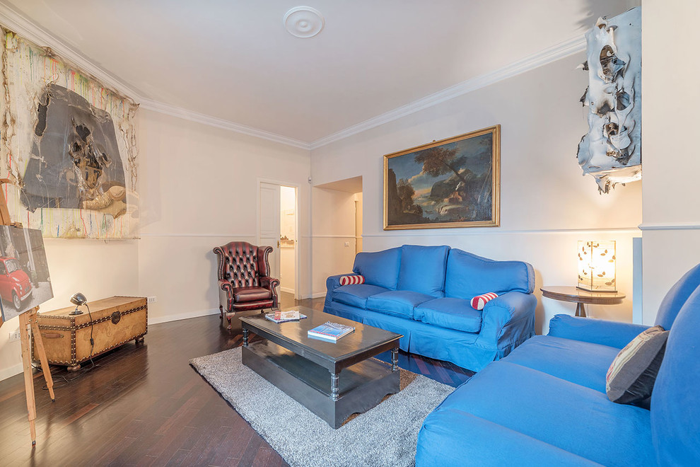 Foto di un soggiorno tradizionale chiuso con sala formale, pareti beige, parquet scuro, nessun camino, nessuna TV e pavimento marrone