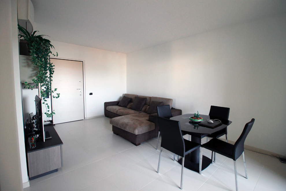 Esempio di un soggiorno moderno con pareti bianche e pavimento in gres porcellanato