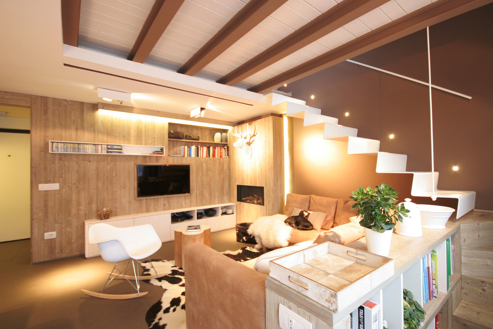 На фото: огромная открытая гостиная комната в стиле рустика с коричневыми стенами, полом из керамогранита, горизонтальным камином, фасадом камина из штукатурки и телевизором на стене
