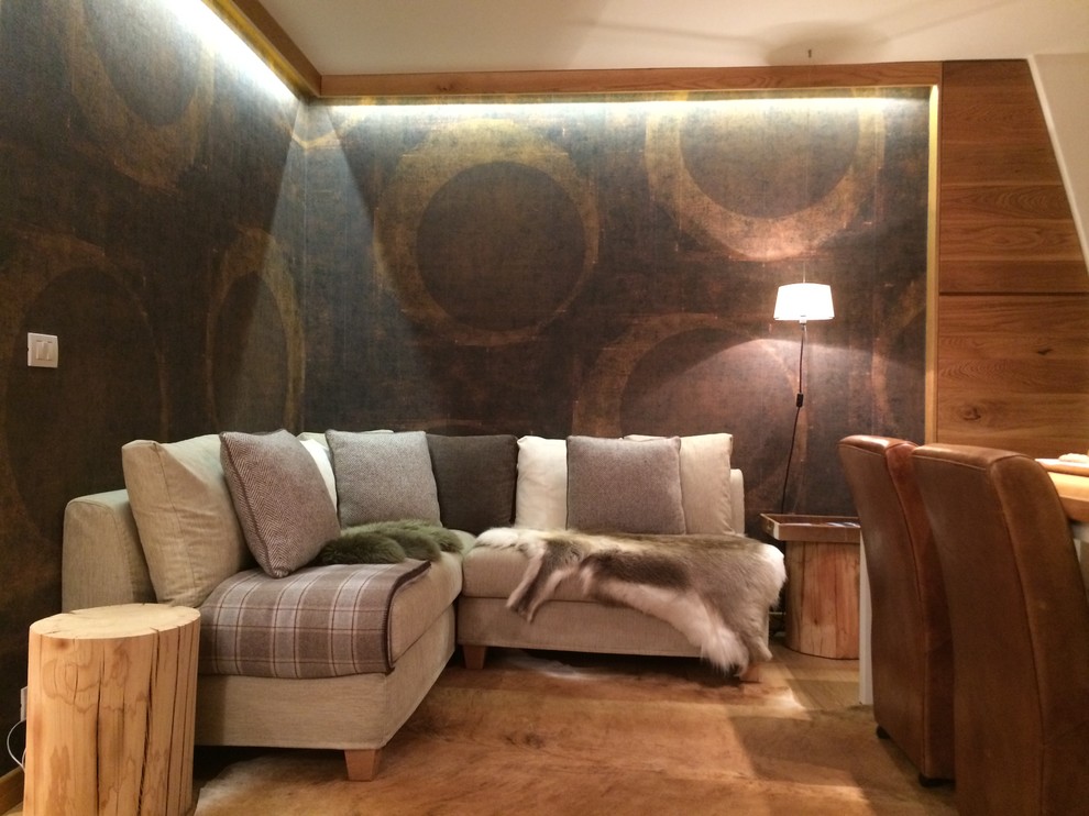 Foto på ett stort rustikt allrum med öppen planlösning, med vita väggar, ljust trägolv, en spiselkrans i sten och en väggmonterad TV