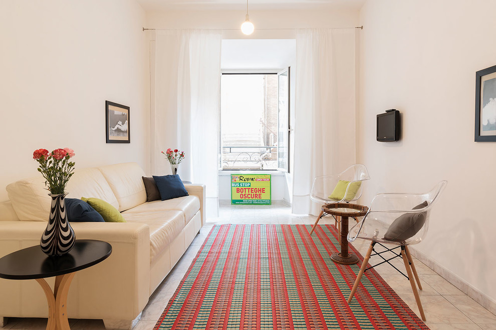 Idee per un piccolo soggiorno design chiuso con pareti bianche, TV a parete e pavimento beige
