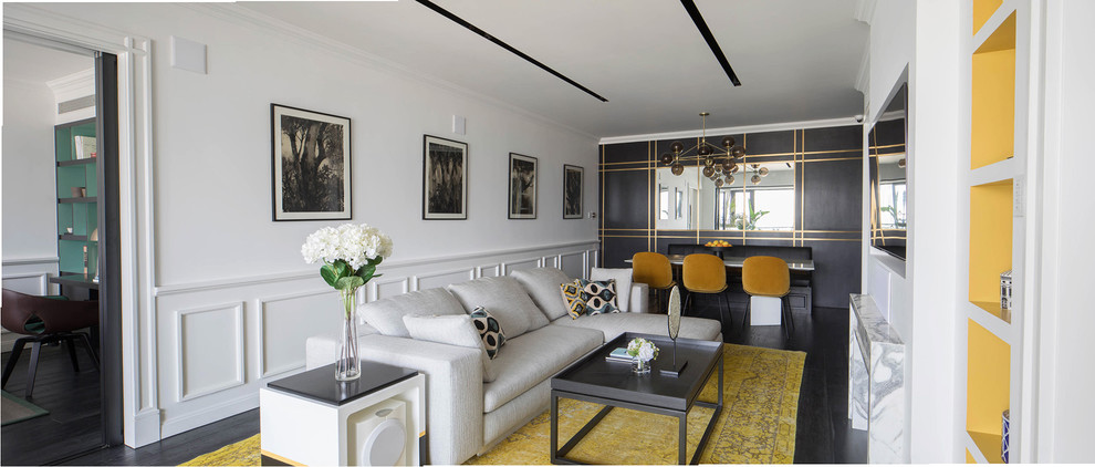 Cette photo montre un grand salon tendance ouvert avec un mur multicolore, parquet peint, une cheminée standard, un manteau de cheminée en pierre, un téléviseur fixé au mur et un sol noir.