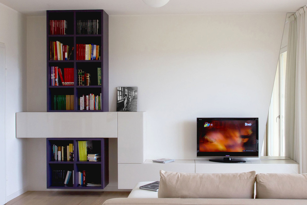 Modelo de sala de estar abierta contemporánea con paredes blancas, suelo de madera clara y televisor independiente