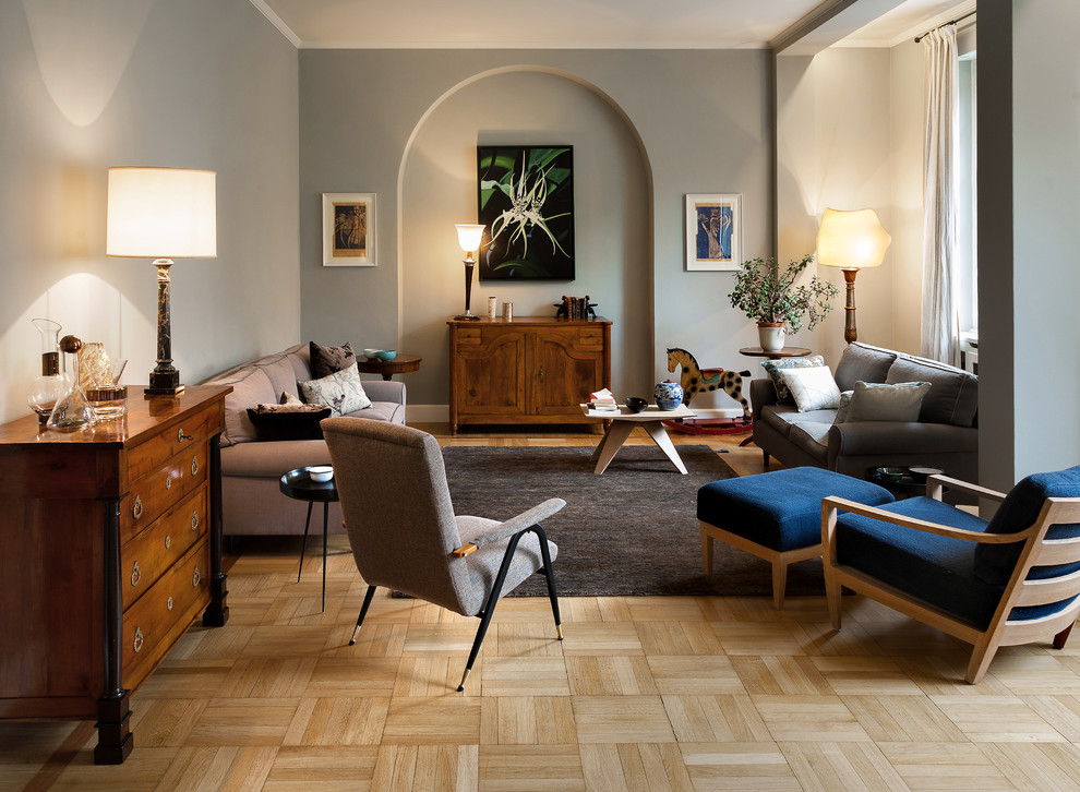 Immagine di un grande soggiorno eclettico chiuso con pareti grigie, parquet chiaro e tappeto