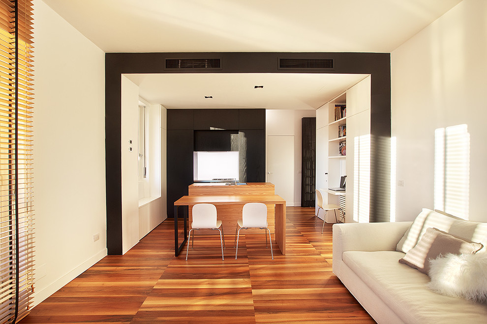 Modelo de salón abierto moderno de tamaño medio con paredes blancas y suelo de madera en tonos medios