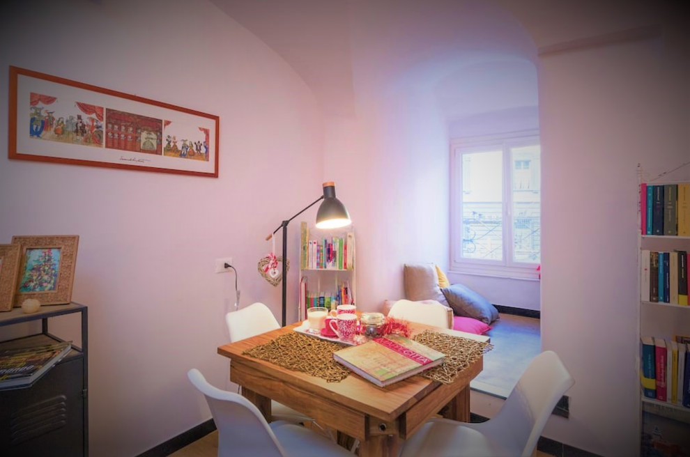 Kleines Modernes Wohnzimmer im Loft-Stil mit Hausbar, beiger Wandfarbe, braunem Holzboden, freistehendem TV und braunem Boden in Sonstige
