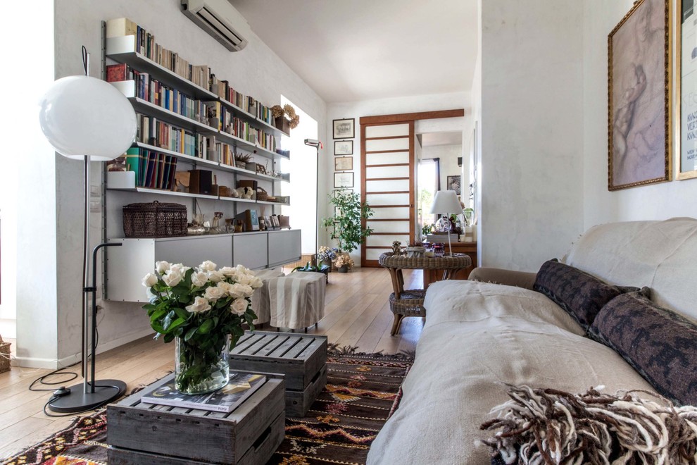 Imagen de sala de estar abierta contemporánea con paredes blancas y suelo de madera clara