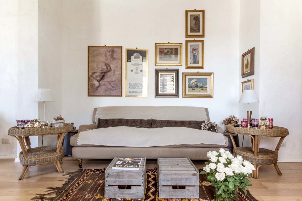 Immagine di un soggiorno mediterraneo chiuso con pareti bianche e parquet chiaro