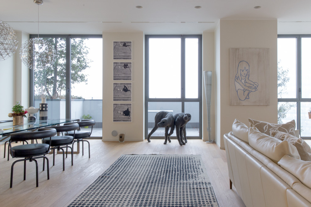 Idee per un ampio soggiorno contemporaneo aperto con pareti bianche e parquet chiaro
