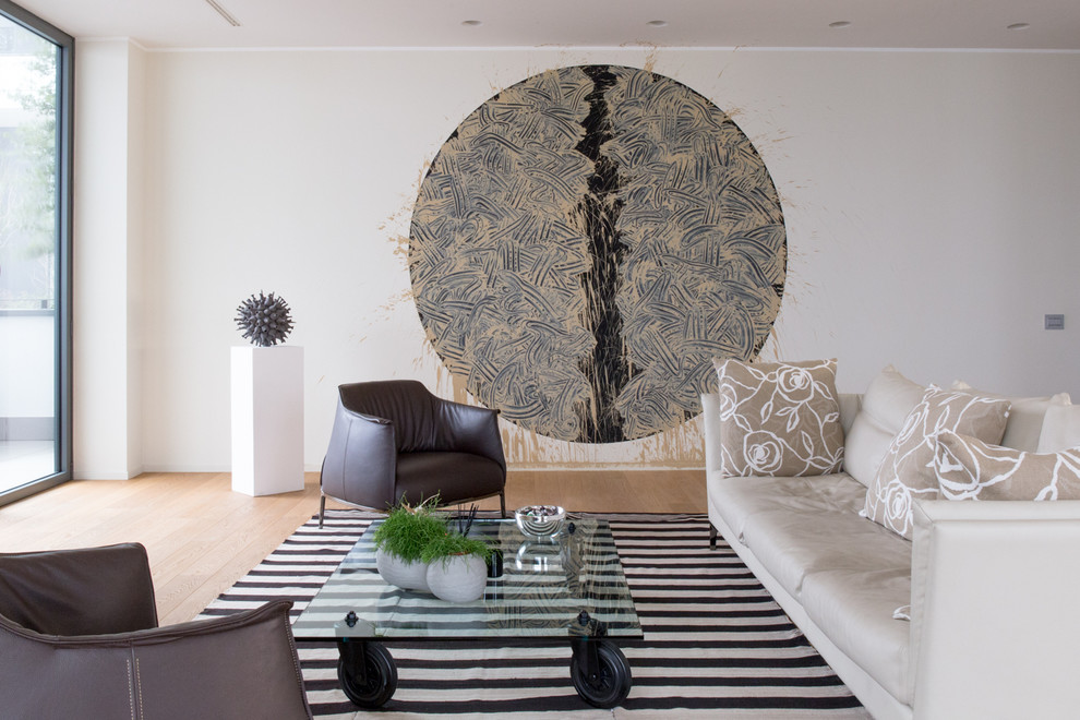 Modernes Wohnzimmer mit weißer Wandfarbe und hellem Holzboden in Mailand