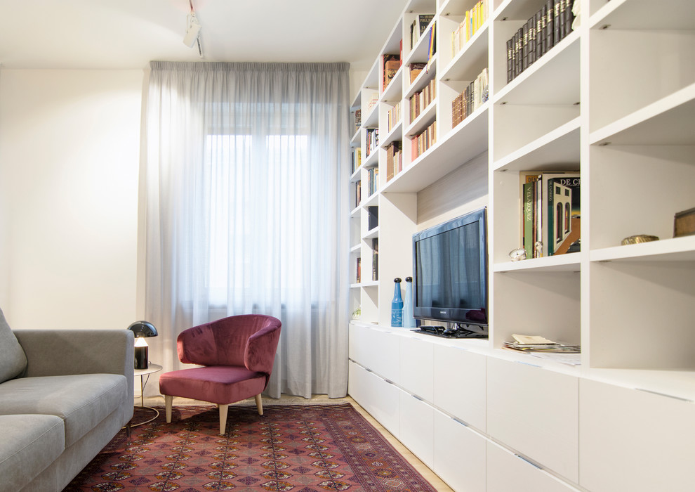Foto de biblioteca en casa abierta contemporánea de tamaño medio con paredes blancas, suelo de madera clara y pared multimedia